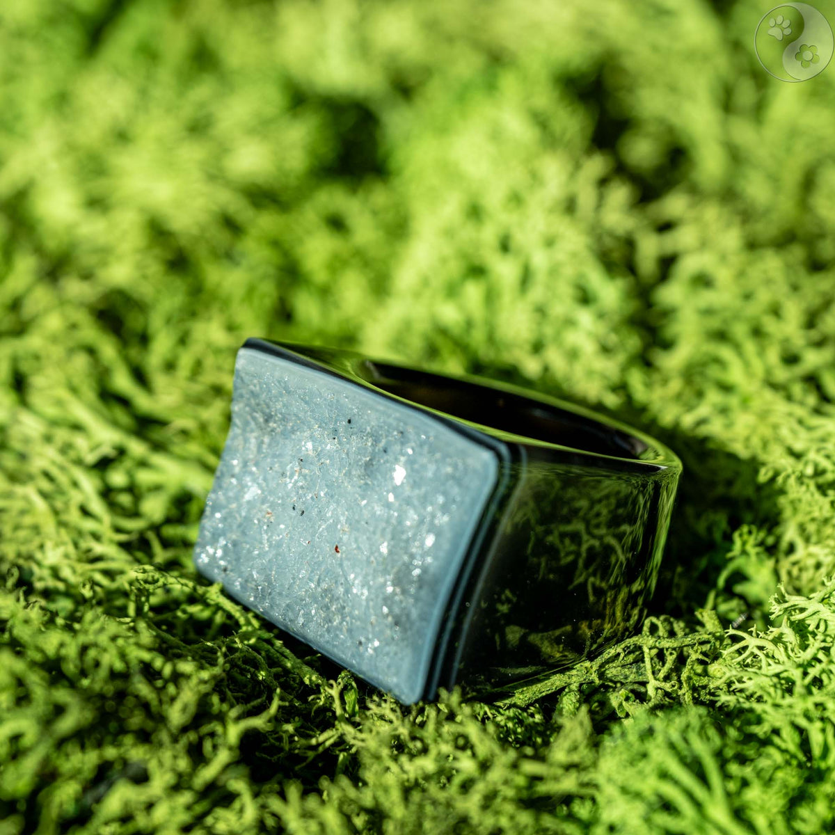 Stein-Ring mit weißem Top auf Moosbett, Heilstein-Schmuck, alternative Methoden