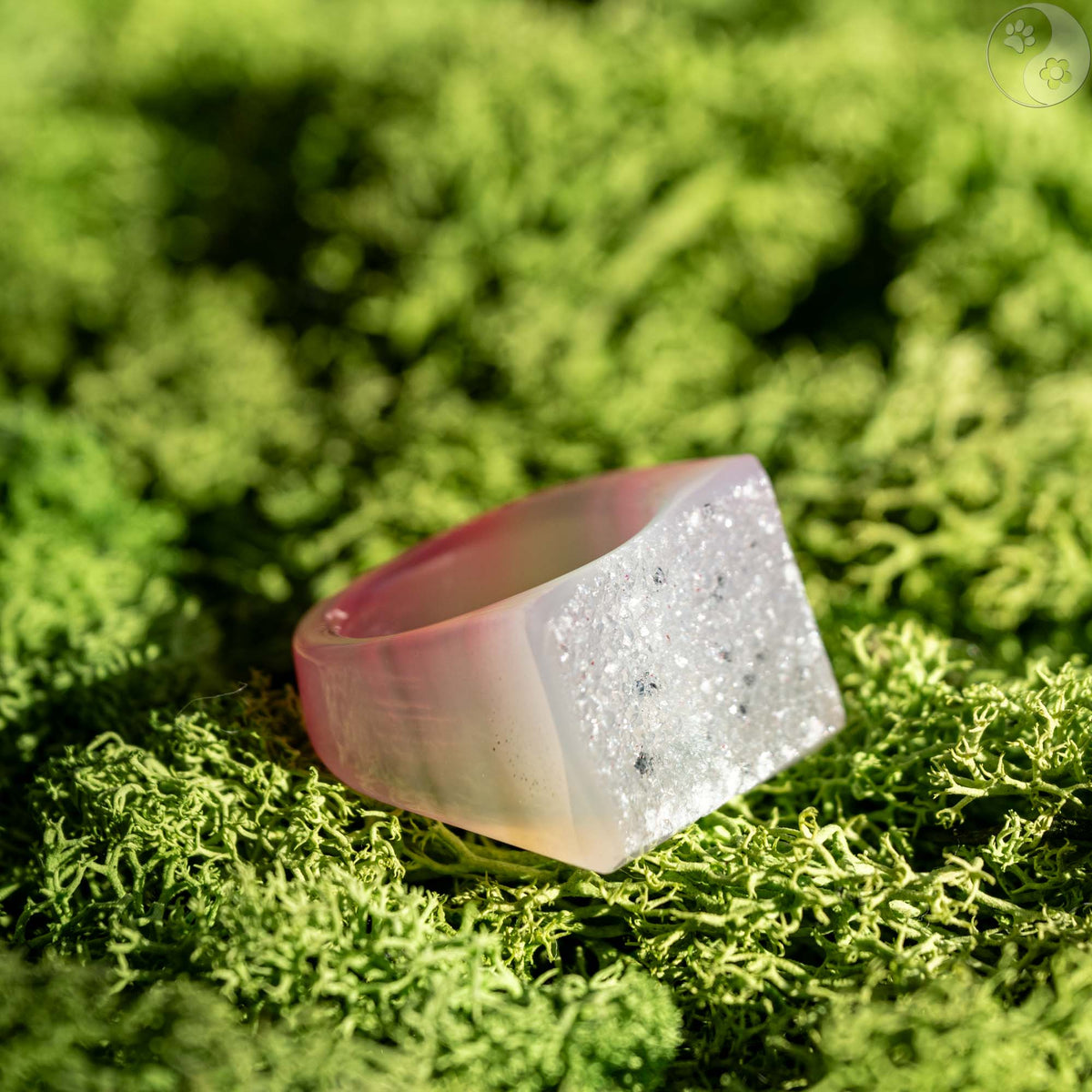 Stein-Ring mit weißem Top auf Moosbett, Heilstein-Schmuck, alternative Methoden