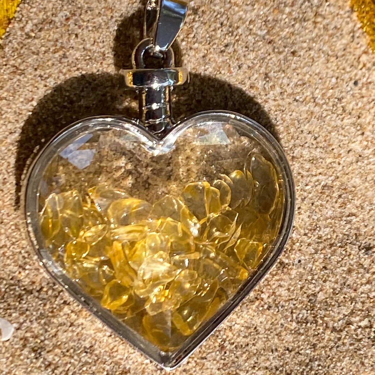 Anhänger, Heilstein, herzförmiges Glas mit Citrin Splitter, Fassung Metall, alternative Methoden, Steinschmuck