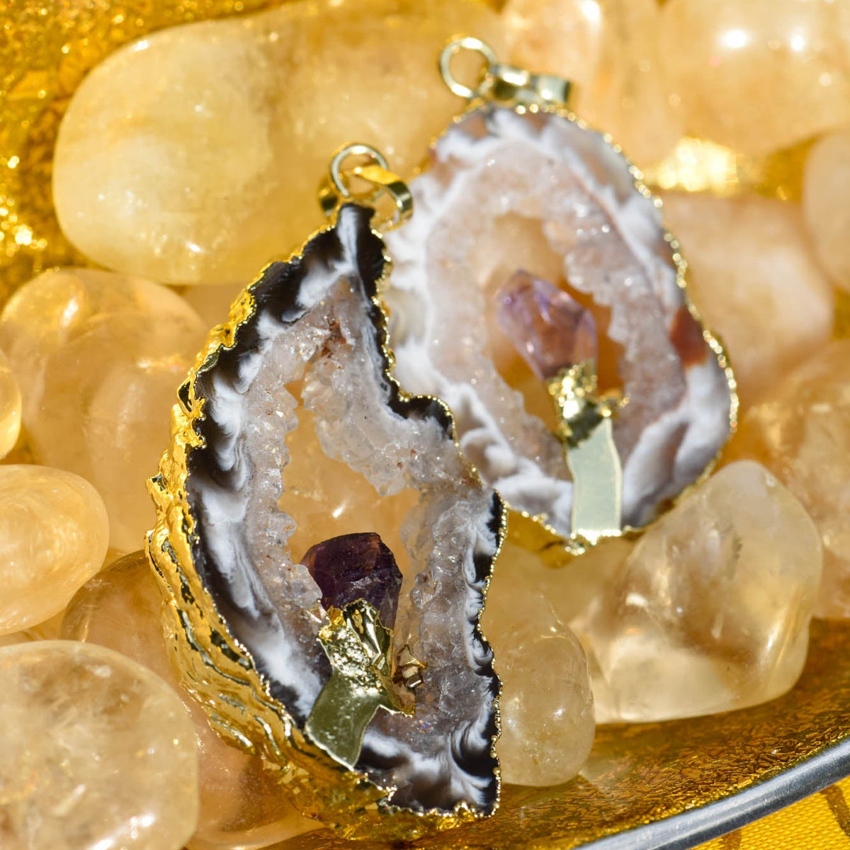 Anhänger, Heilstein, Druse, Hohlraum mit Amethyst, Einfassung und Öse aus Metall, Achat, alternative Methoden, Steinschmuck