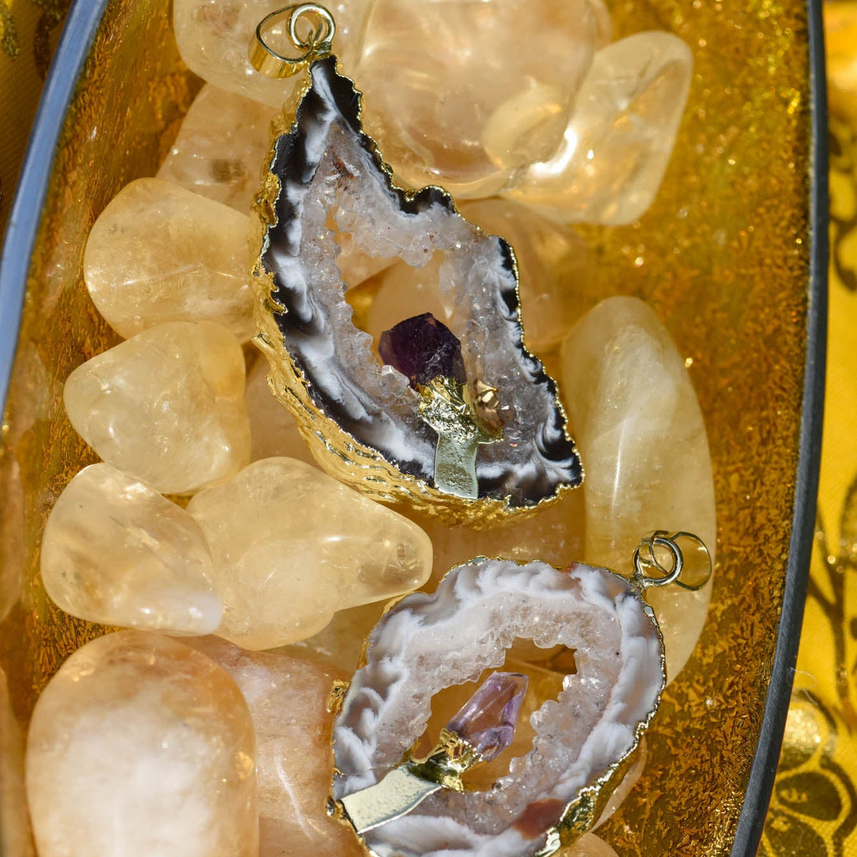 Anhänger, Heilstein, Druse, Hohlraum mit Amethyst, Einfassung und Öse aus Metall, Achat, alternative Methoden, Steinschmuck