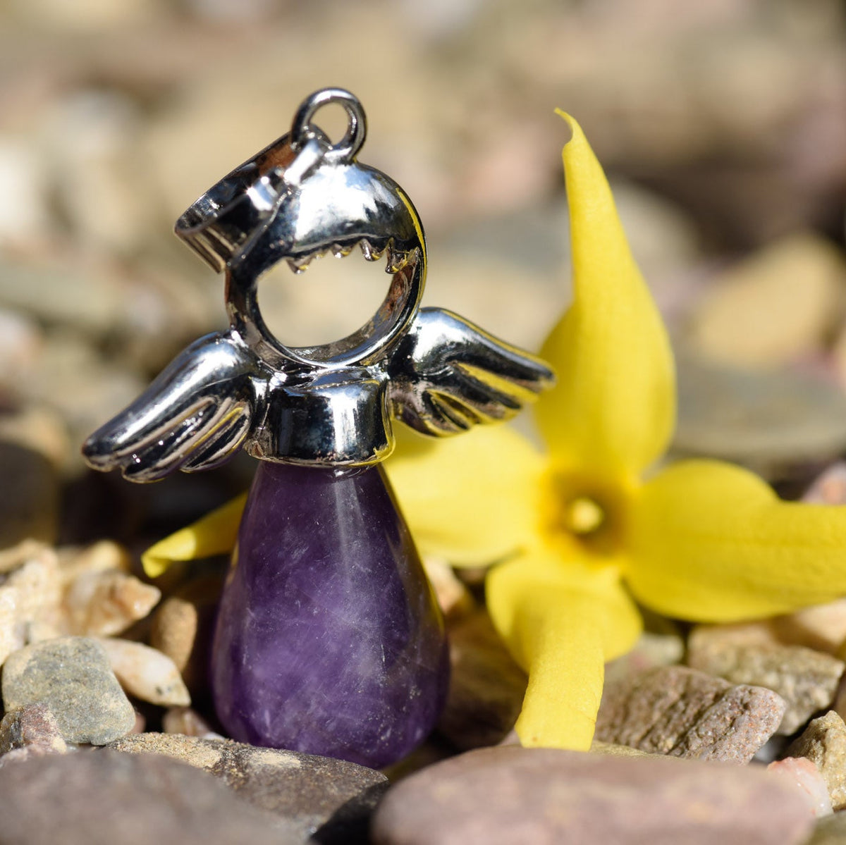 Anhänger, Heilstein in Tropfenform, Metallfassung mit Engelkopf und Flügel, Amethyst, alternative Methoden, Steinschmuck