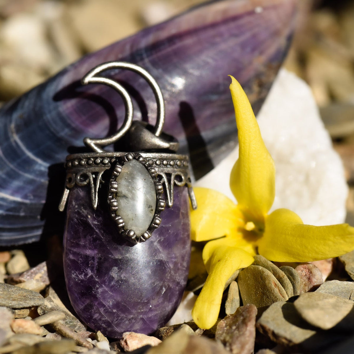 Anhänger, ovaler Heilstein, Metallfassung, Öse in Form von Mond, Amethyst, alternative Methoden, Steinschmuck