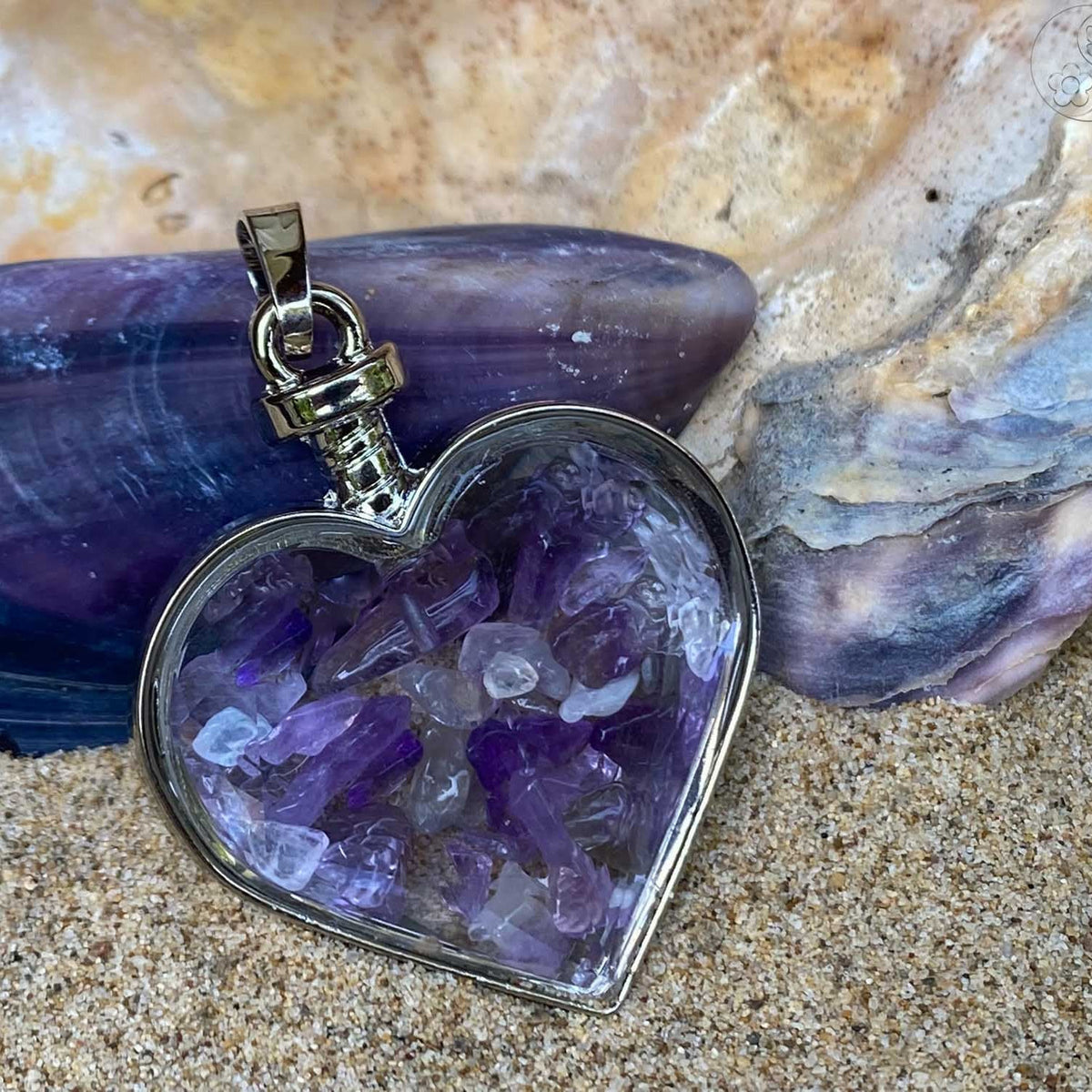 Anhänger, Heilstein, herzförmiges Glas mit Amethyst Splittern, Fassung Metall, alternative Methoden, Steinschmuck