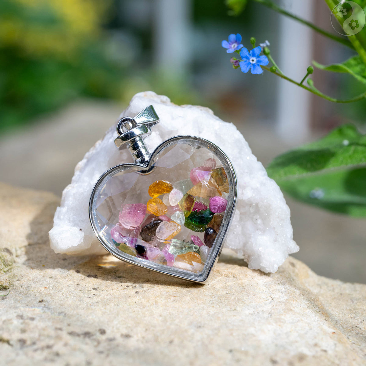Anhänger, Heilstein, herzförmiges Glas mit Turmalin Splittern, Fassung Metall, alternative Methoden, Steinschmuck