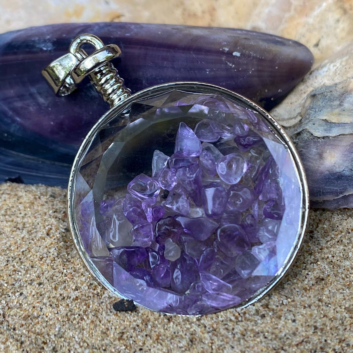 Anhänger, Heilstein, rundes Glas mit Amethyst Splittern, Fassung Metall, alternative Methoden, Steinschmuck