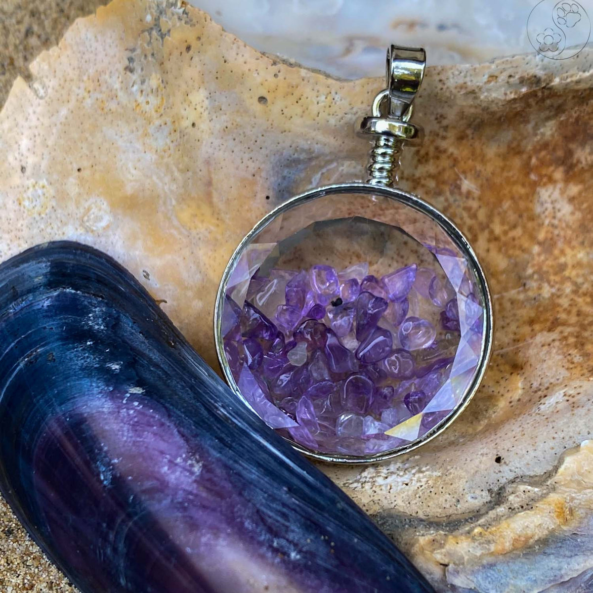 Anhänger, Heilstein, rundes Glas mit Amethyst Splittern, Fassung Metall, alternative Methoden, Steinschmuck