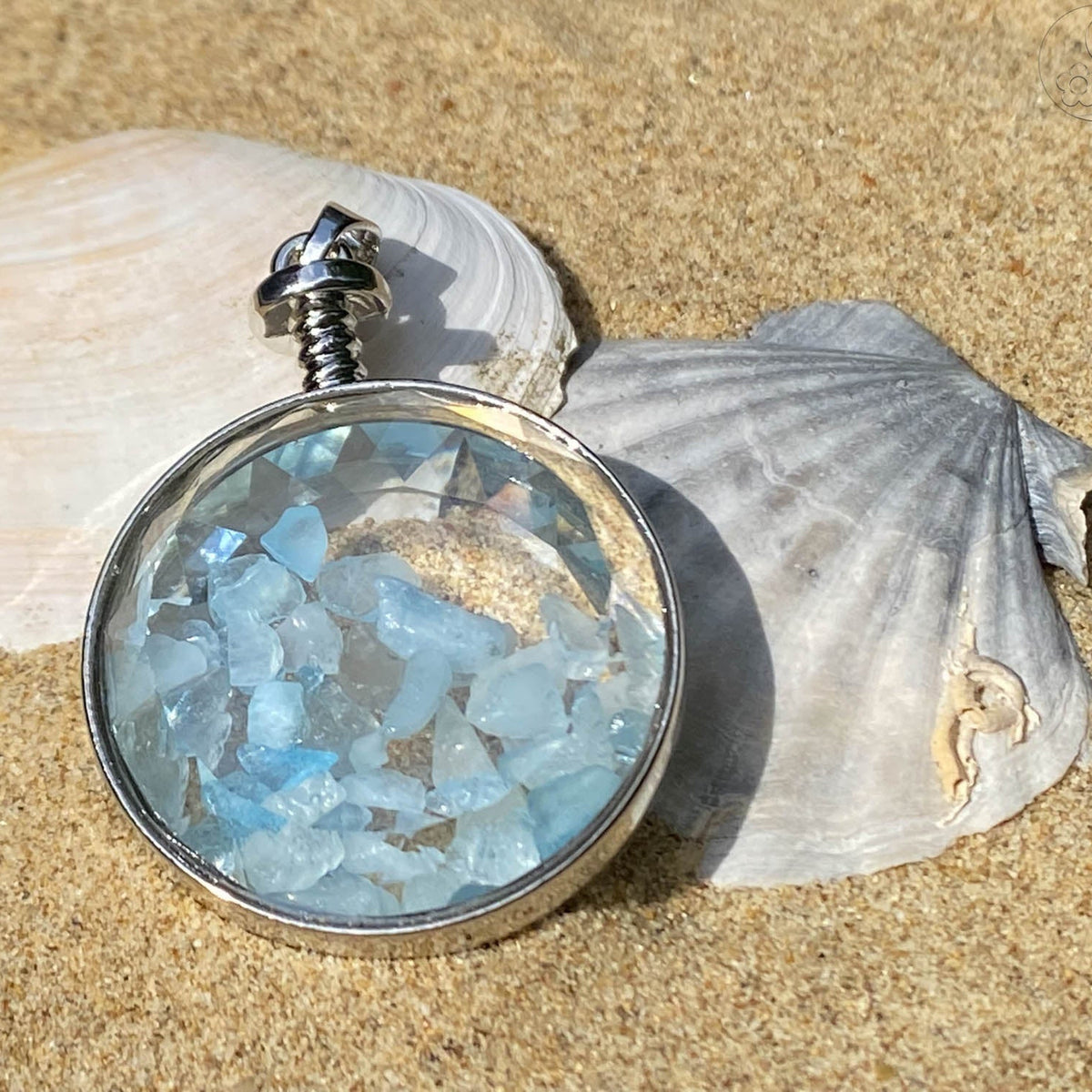 Anhänger, Heilstein, rundes Glas mit Aquamarin Splittern, Fassung Metall, alternative Methoden, Steinschmuck