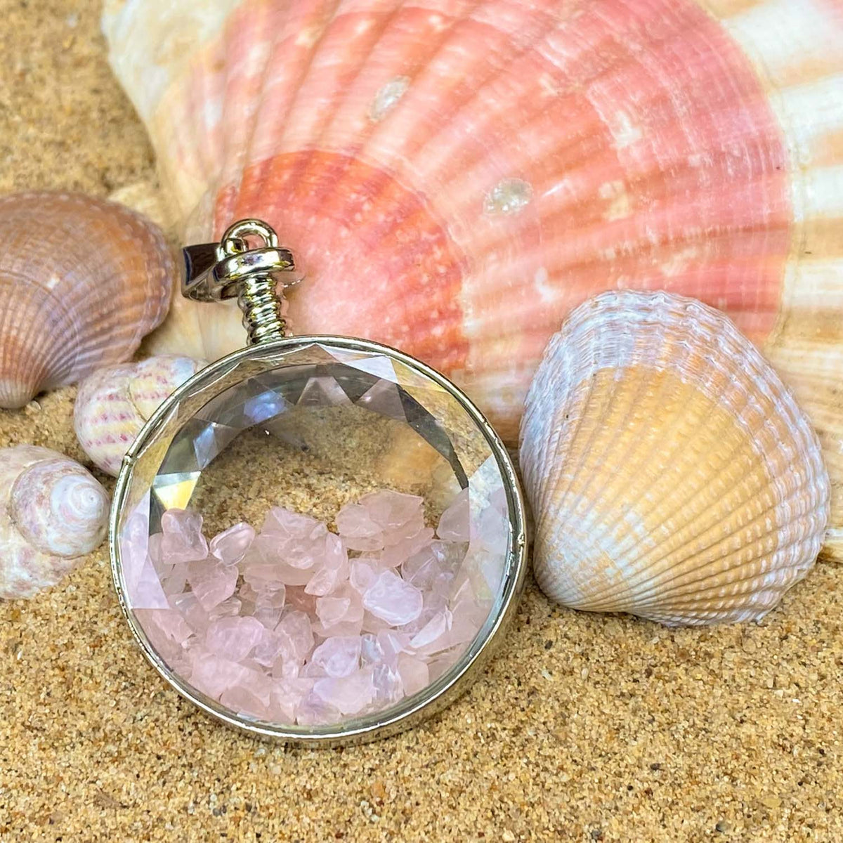 Anhänger, Heilstein, rundes Glas mit Rosenquarz Splittern, Fassung Metall, alternative Methoden, Steinschmuck