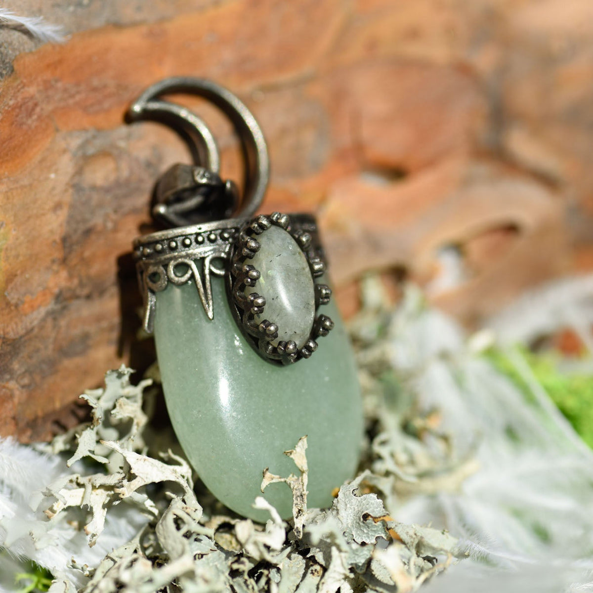 Anhänger, ovaler Heilstein, Metallfassung, Öse in Form von Mond, grüner Aventurin, alternative Methoden, Steinschmuck