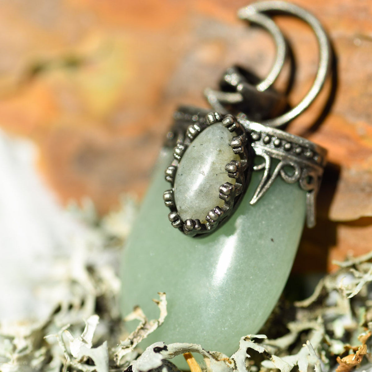 Anhänger, ovaler Heilstein, Metallfassung, Öse in Form von Mond, grüner Aventurin, alternative Methoden, Steinschmuck