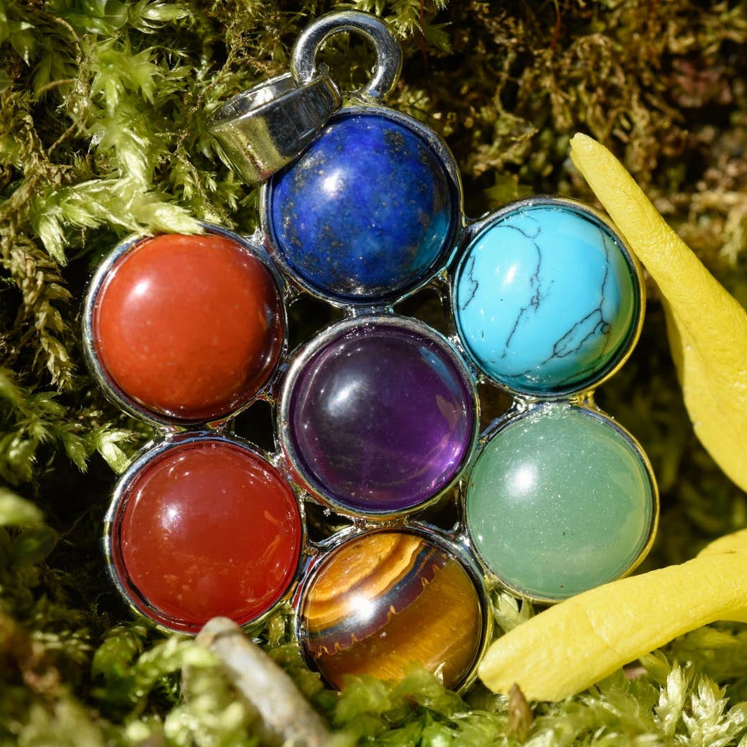 Anhänger, runde Heilsteine, in Metall eingefasst, in Form einer Blume, alternative Methoden, Steinschmuck