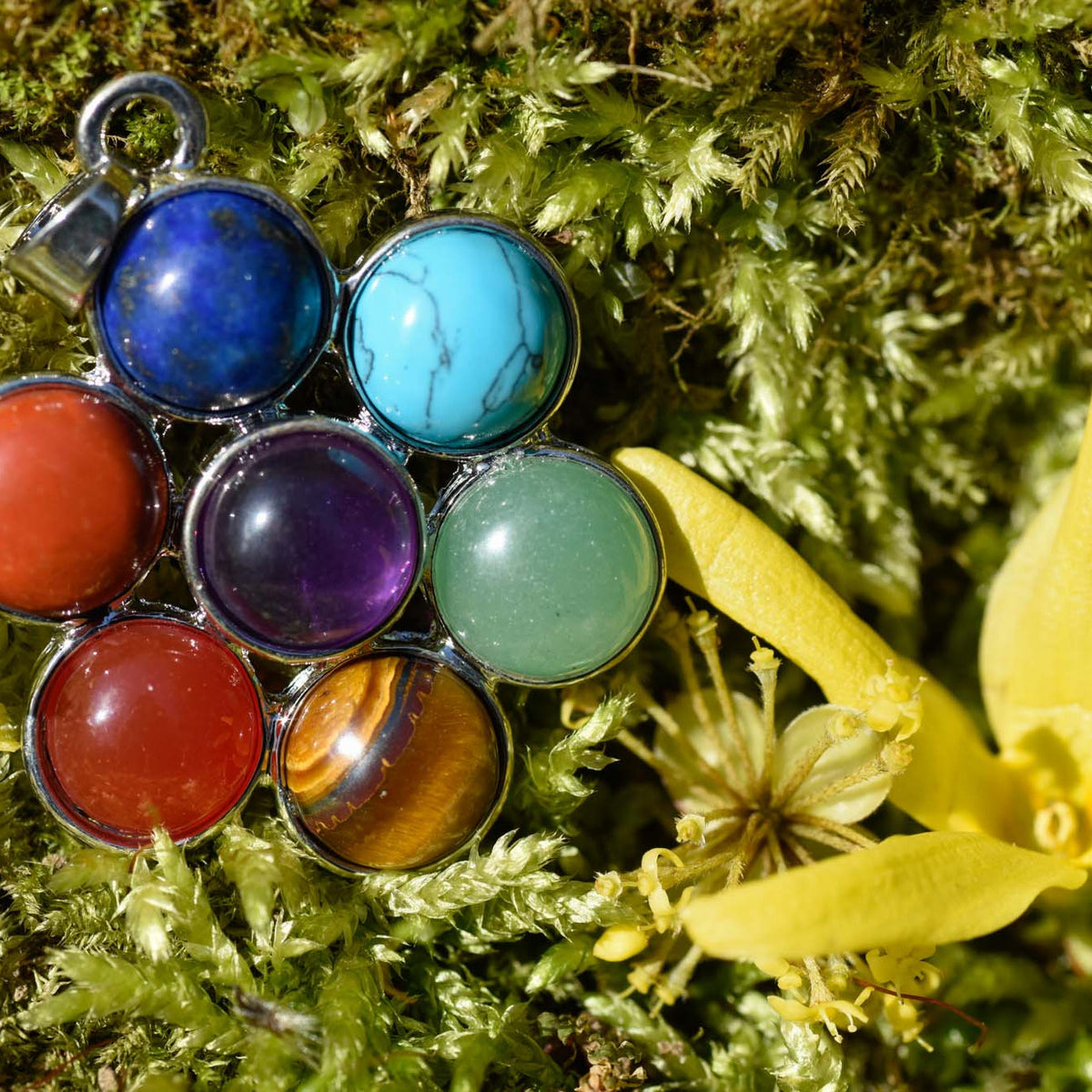 Anhänger, runde Heilsteine, in Metall eingefasst, in Form einer Blume, alternative Methoden, Steinschmuck