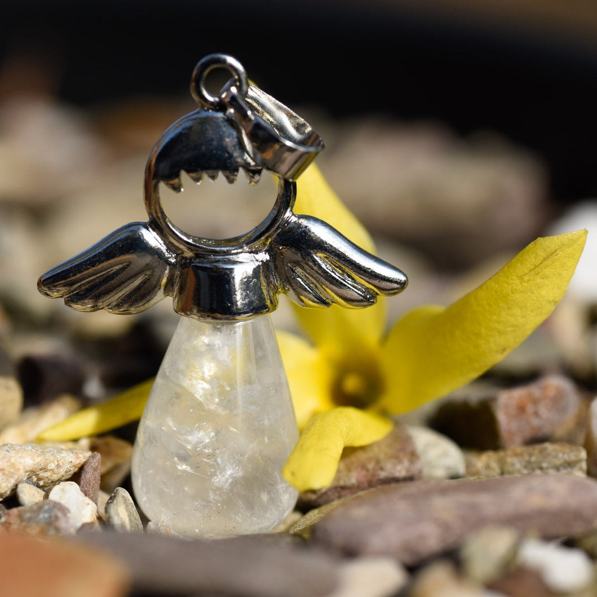 Anhänger, Heilstein in Tropfenform, Metallfassung mit Engelkopf und Flügel, Bergkristall, alternative Methoden, Steinschmuck