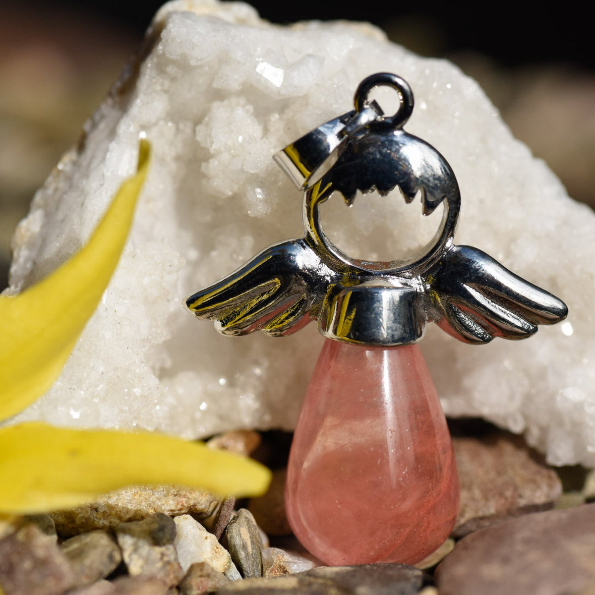 Anhänger, Heilstein in Tropfenform, Metallfassung mit Engelkopf und Flügel, Kirschquarz, alternative Methoden, Steinschmuck