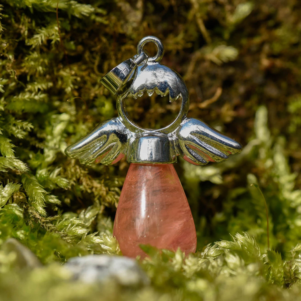 Anhänger, Heilstein in Tropfenform, Metallfassung mit Engelkopf und Flügel, Kirschquarz, alternative Methoden, Steinschmuck