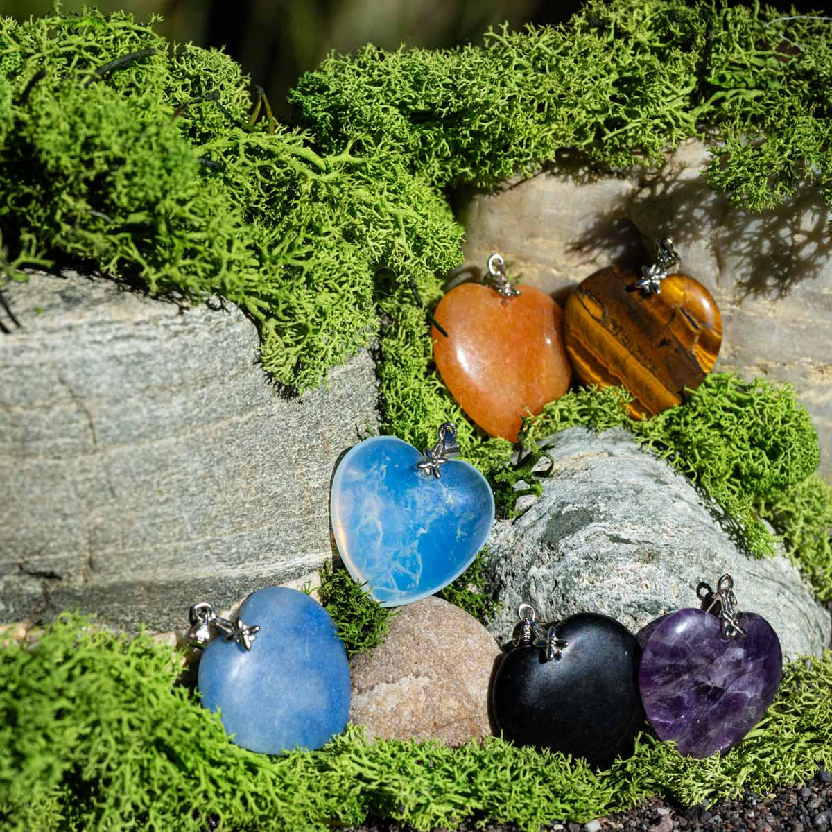 Mehrere Anhänger, Herz, verschiedene Heilsteine, alternative Methoden, Steinschmuck
