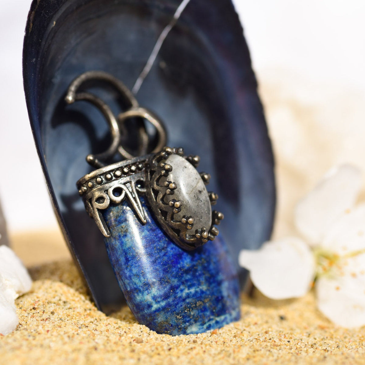 Anhänger, ovaler Heilstein, Metallfassung, Öse in Form von Mond, Lapis Lazuli, alternative Methoden, Steinschmuck