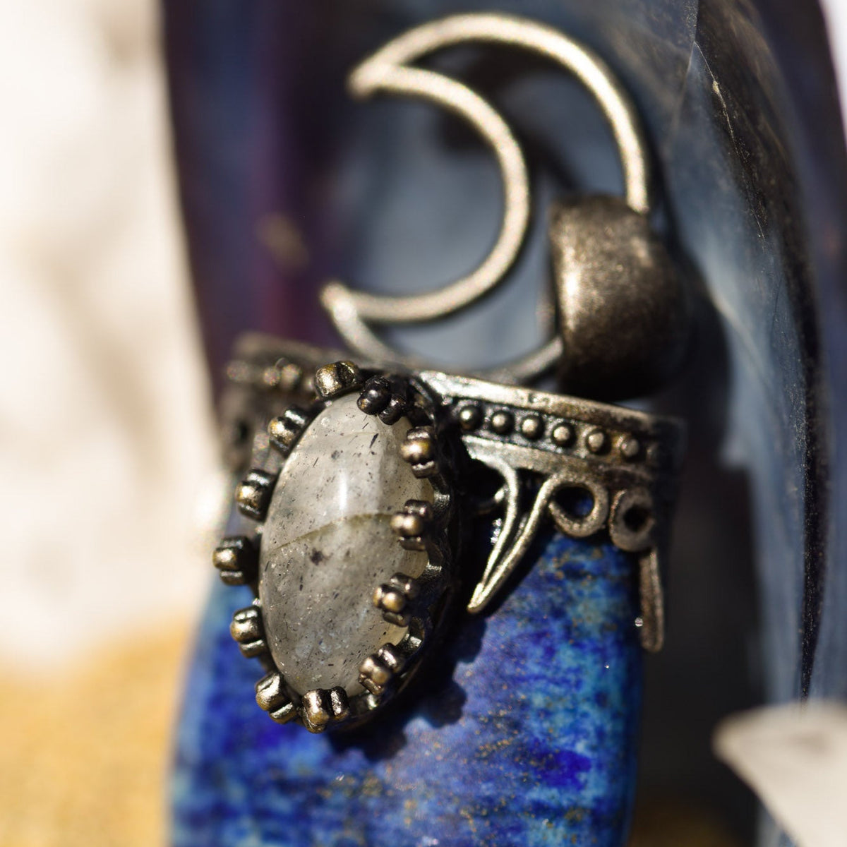 Anhänger, ovaler Heilstein, Metallfassung, Öse in Form von Mond, Lapis Lazuli, alternative Methoden, Steinschmuck