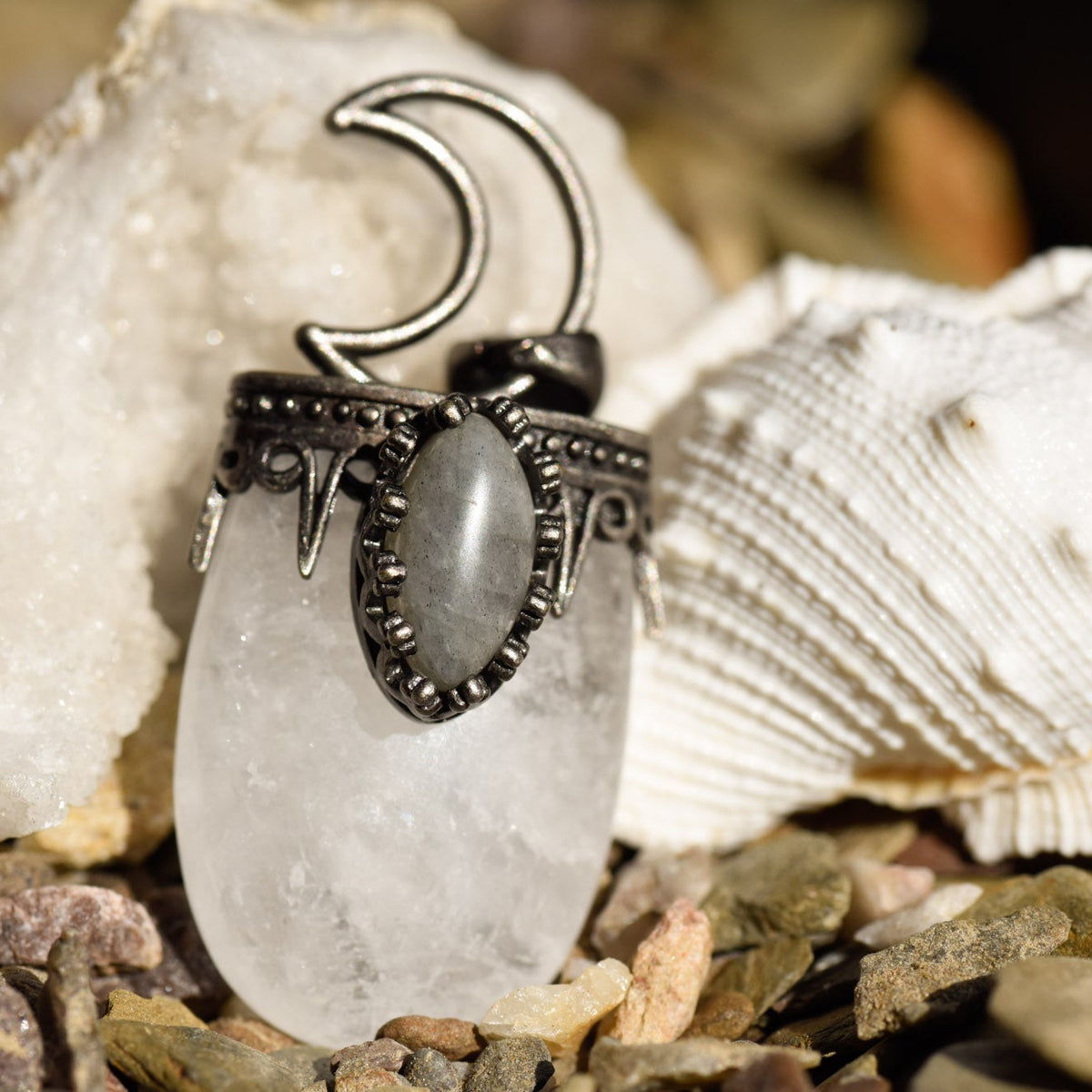 Anhänger, ovaler Heilstein, Metallfassung, Öse in Form von Mond, Bergkristall, alternative Methoden, Steinschmuck
