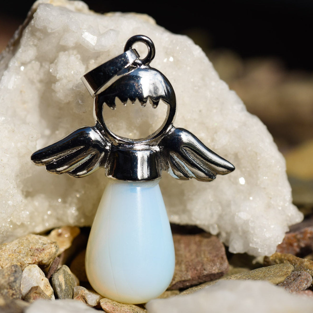 Anhänger, Heilstein in Tropfenform, Metallfassung mit Engelkopf und Flügel, Opalith, alternative Methoden, Steinschmuck