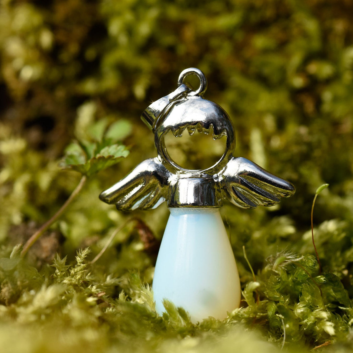 Anhänger, Heilstein in Tropfenform, Metallfassung mit Engelkopf und Flügel, Opalith, alternative Methoden, Steinschmuck