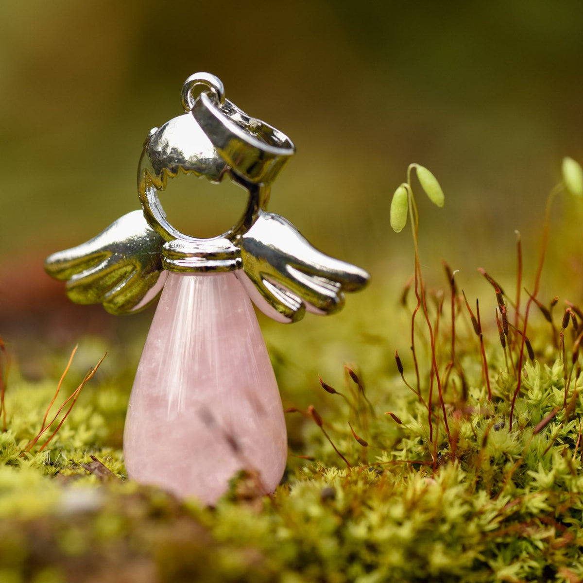 Anhänger, Heilstein in Tropfenform, Metallfassung mit Engelkopf und Flügel, Rosenquarz, alternative Methoden, Steinschmuck