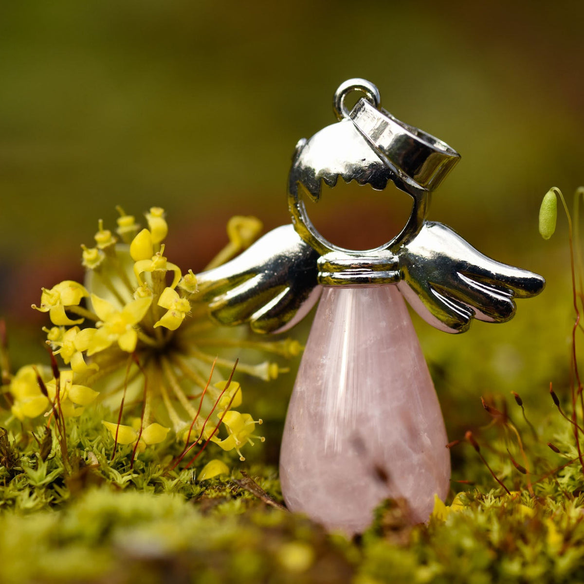 Anhänger, Heilstein in Tropfenform, Metallfassung mit Engelkopf und Flügel, Rosenquarz, alternative Methoden, Steinschmuck