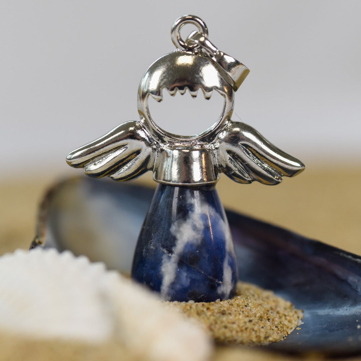 Anhänger, Heilstein in Tropfenform, Metallfassung mit Engelkopf und Flügel, Sodalith, alternative Methoden, Steinschmuck
