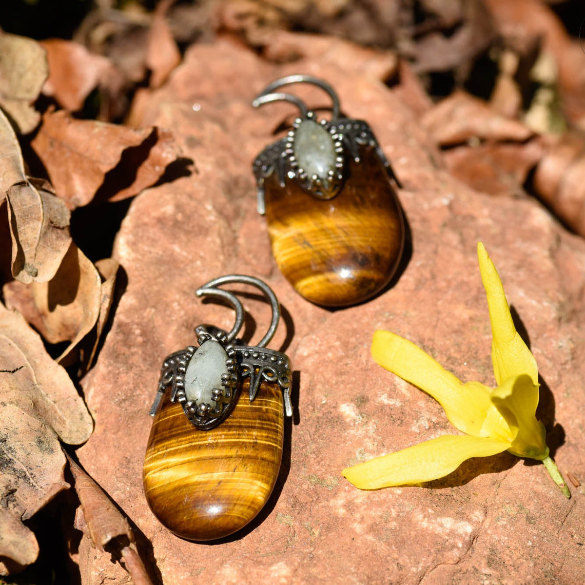 Anhänger, ovaler Heilstein, Metallfassung, Öse in Form von Mond, Tigerauge, alternative Methoden, Steinschmuck