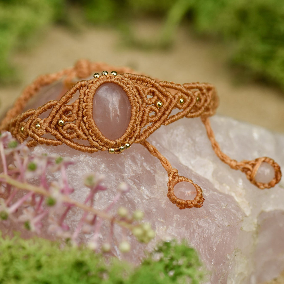 Armband geknüpft, Makramee, Heilstein, Rosenquarz, verstellbar, alternative Methoden, Steinschmuck