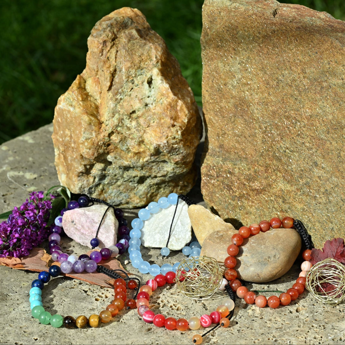 Armband, Heilsteine, Perlen, unterschiedliche Steinperlen, geknüpft, verstellbar, alternative Methoden, Steinschmuck