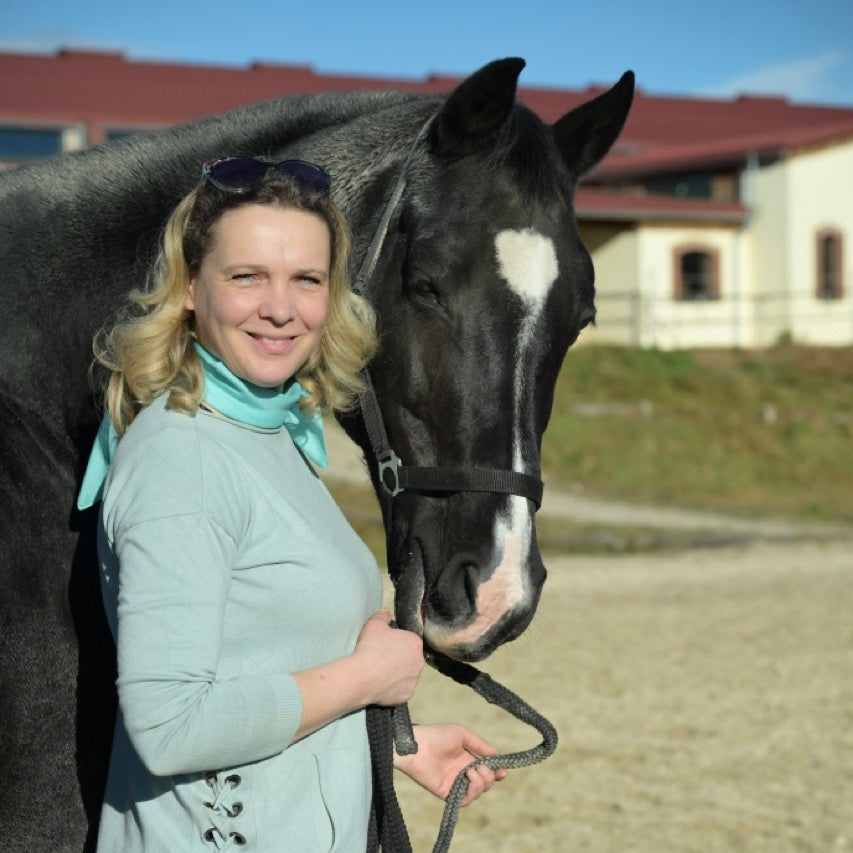 Portrait einer Frau mit einem schwarzen Pferd 