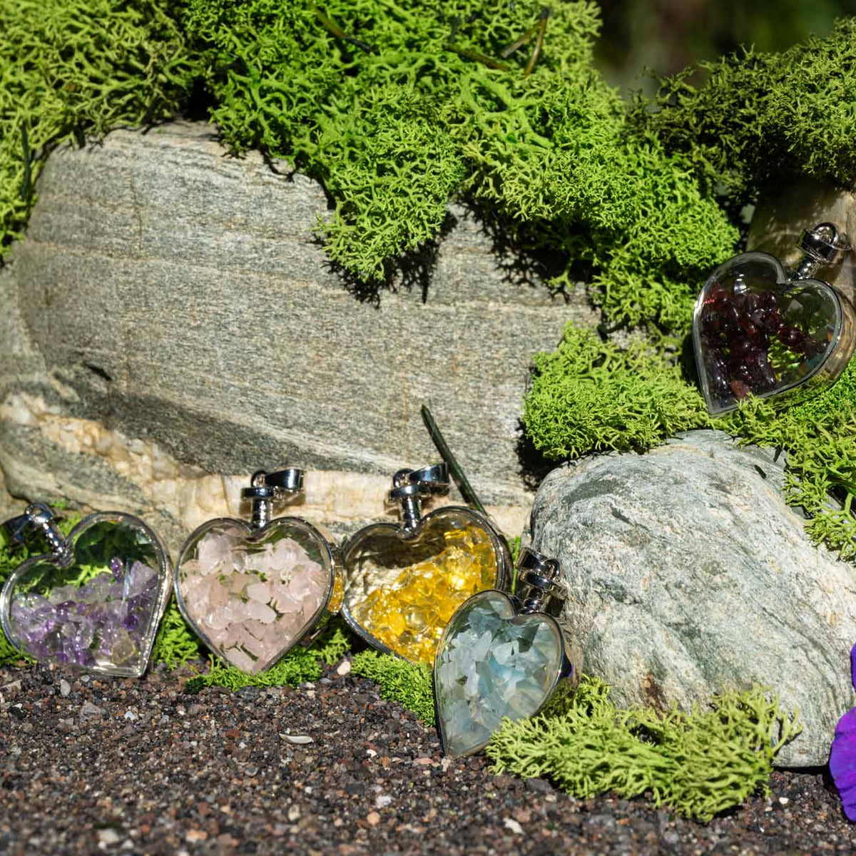 Mehrere Anhänger, Heilstein, herzförmiges Glas mit verschiedenen Steinen, Fassung Metall, alternative Methoden, Steinschmuck