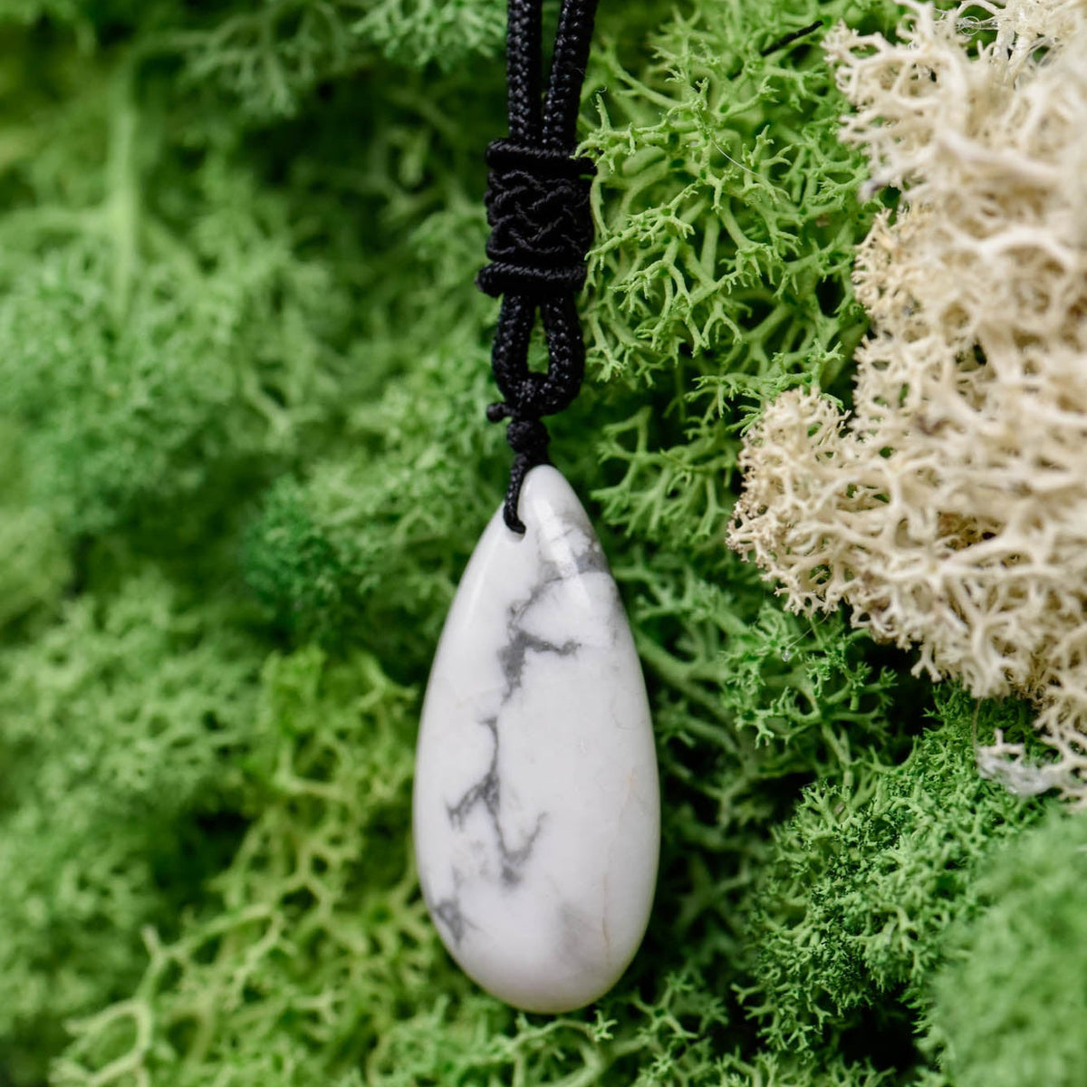 Halskette, Band mit Heilstein Tropfen, weißer Türkis, alternative Methode, Steinschmuck
