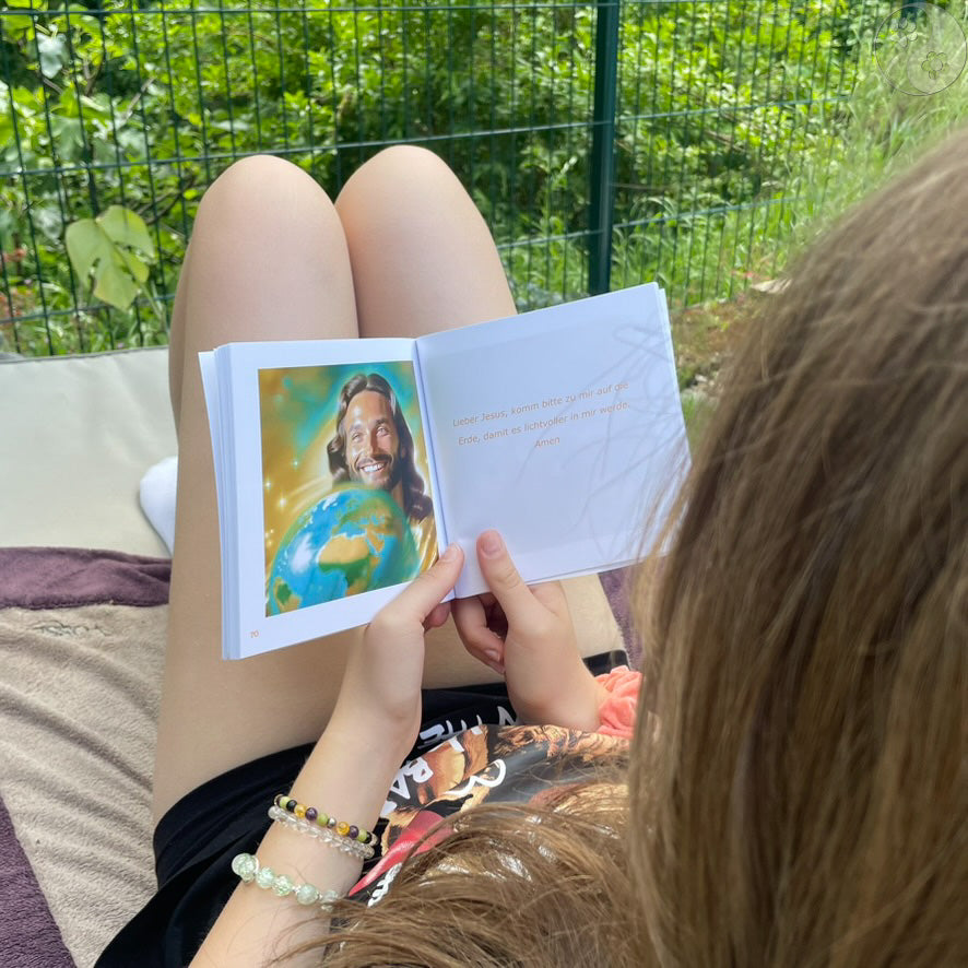 Mädchen mit Buch, Schutzengel, Gebete, Kinder, alternative Methoden