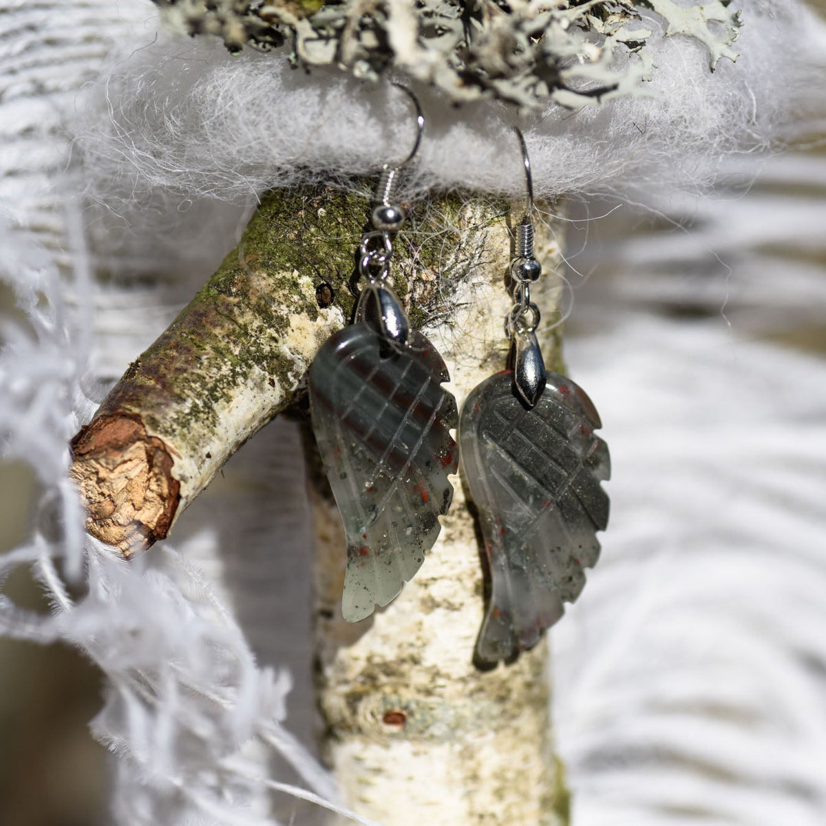 Ohrringe, Haken, Heilstein in Form von Engelsflügeln, Drachenblutstein, alternative Methoden, Steinschmuck