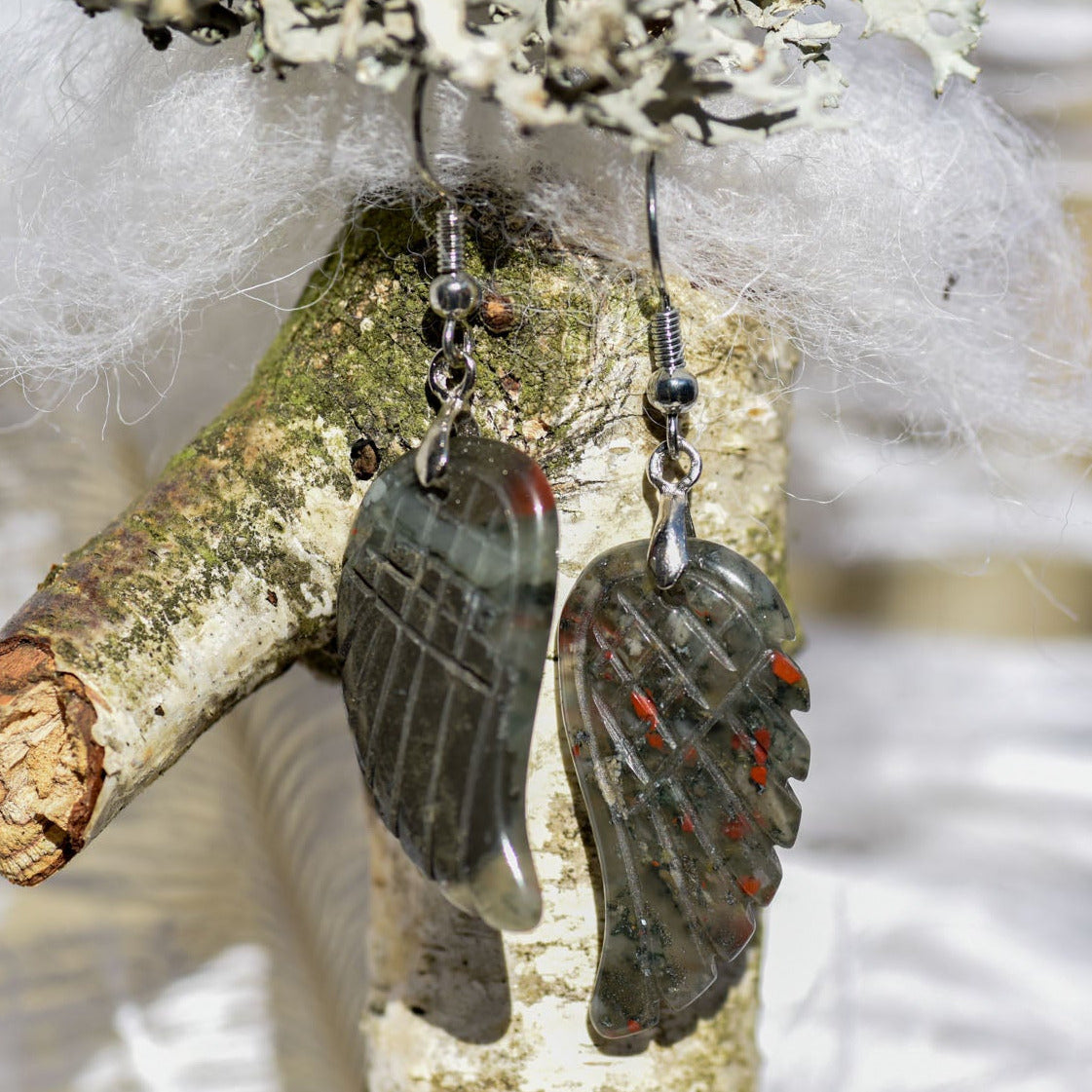 Ohrringe, Haken, Heilstein in Form von Engelsflügeln, Drachenblutstein, alternative Methoden, Steinschmuck
