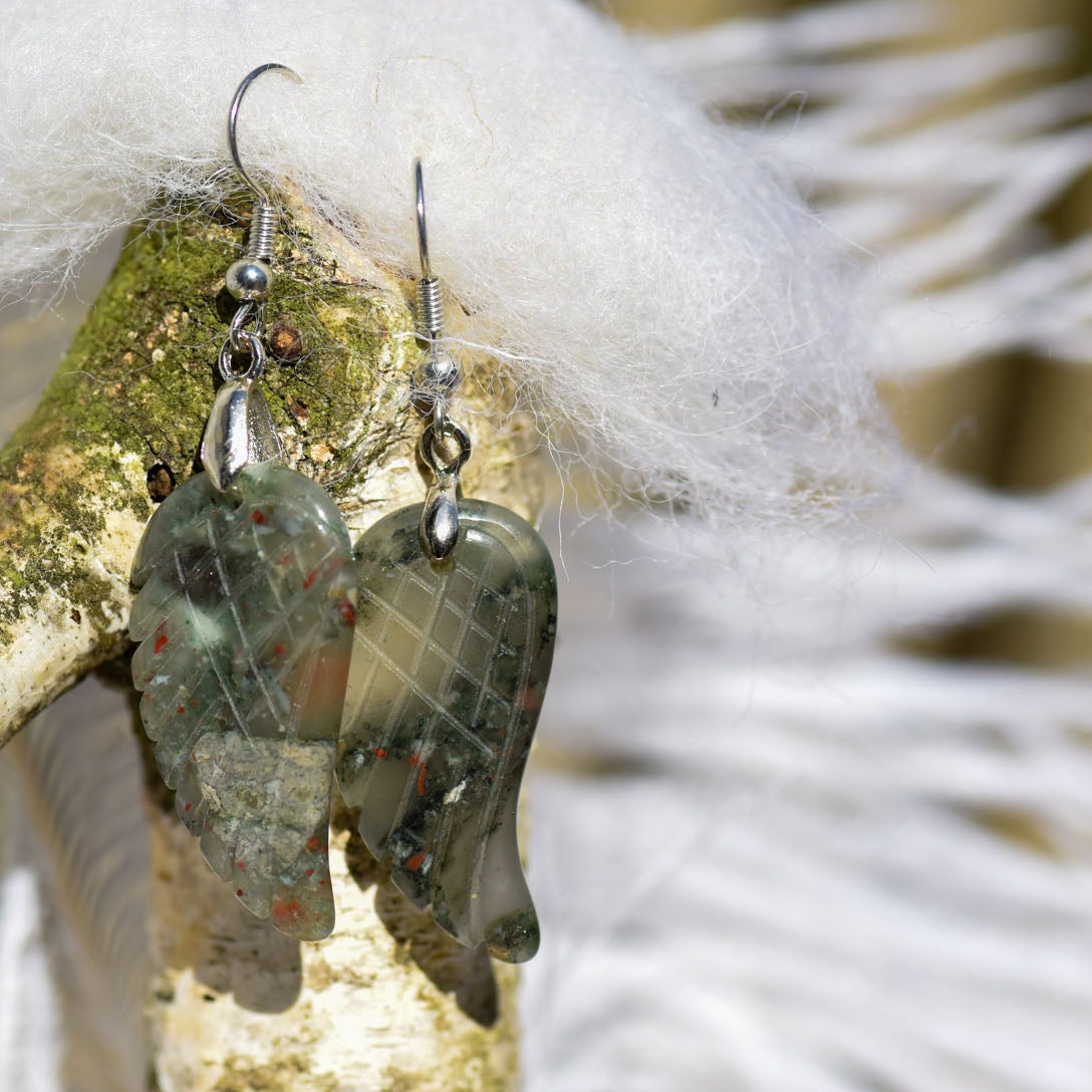 Ohrringe, Haken, Heilstein in Form von Engelsflügeln, Drachenblutstein, alternative Methoden, Steinschmuck