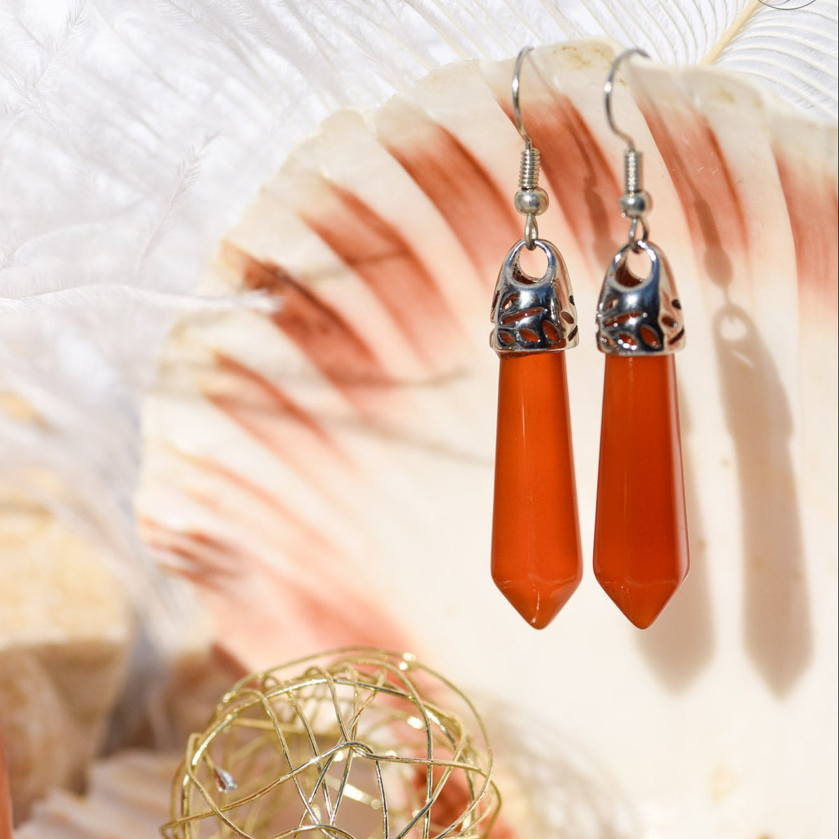 Ohrringe, Haken, Metallfassung, Heilstein in Kristallform, roter Achat, alternative Methoden, Steinschmuck