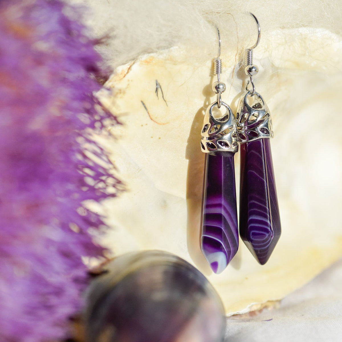 Ohrringe, Haken, Metallfassung, Heilstein in Kristallform, violetter Achat, alternative Methoden, Steinschmuck