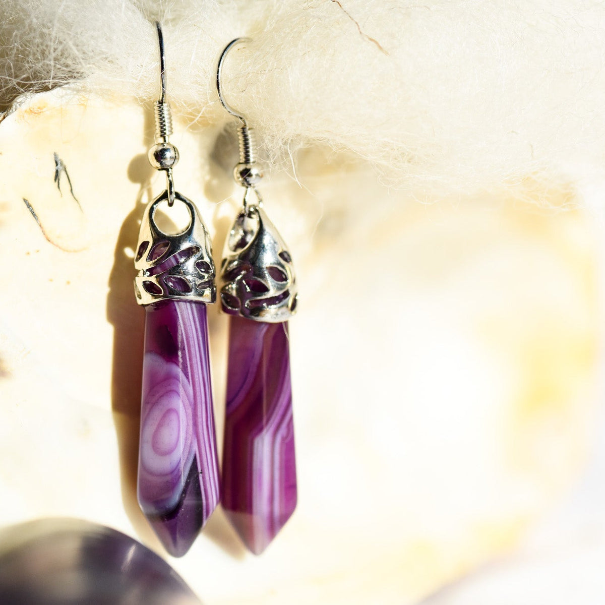 Ohrringe, Haken, Metallfassung, Heilstein in Kristallform, violetter Achat, alternative Methoden, Steinschmuck