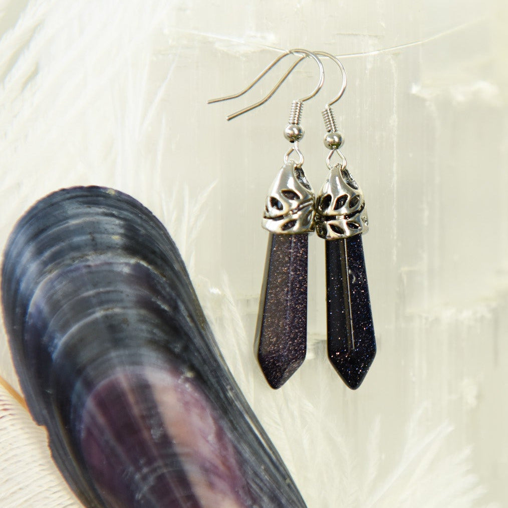 Ohrringe, Haken, Metallfassung, Heilstein in Kristallform, Blaufluss, alternative Methoden, Steinschmuck