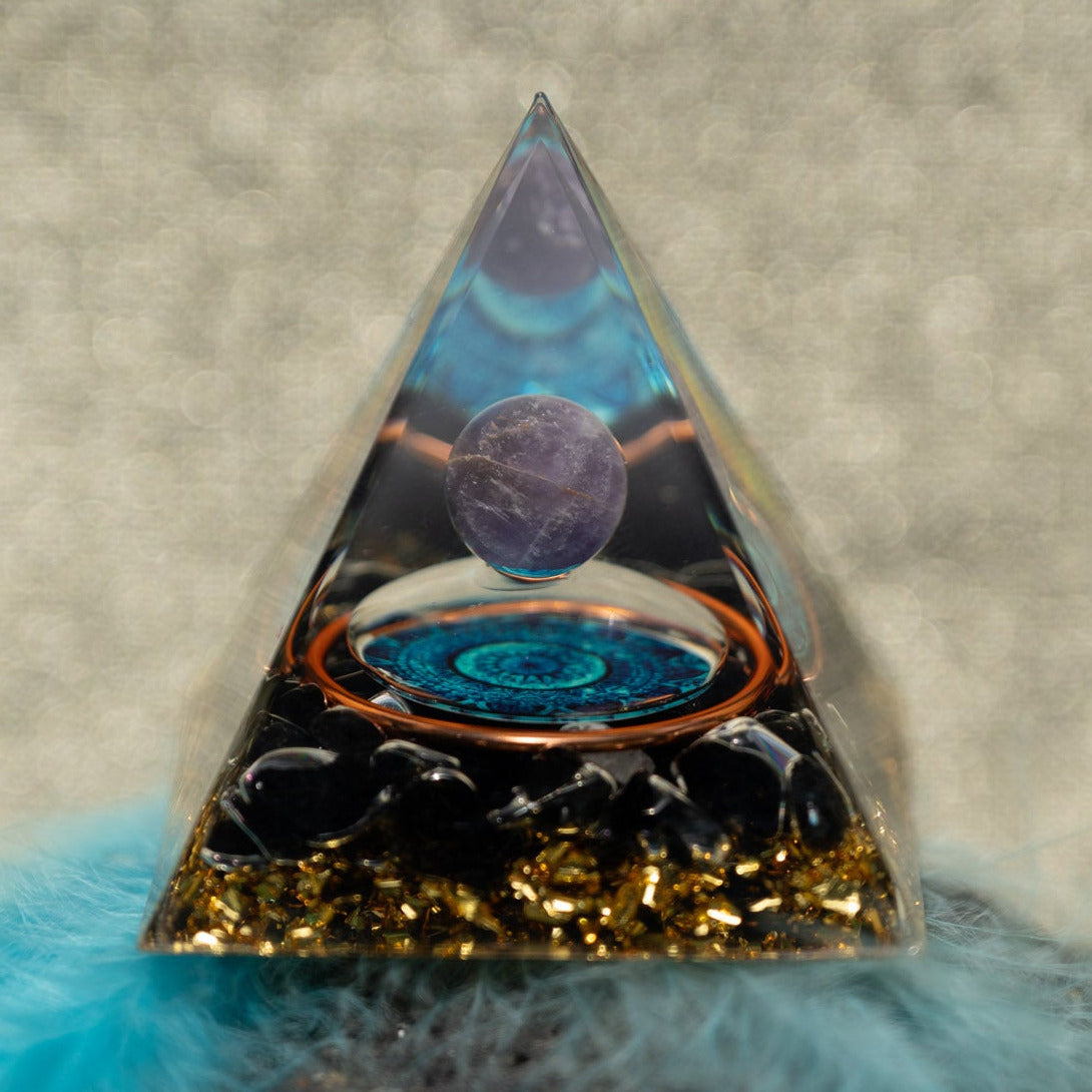 Pyramide aus Epoxidharz, Heilsteinkugel aus Amethyst, Mandala Symbol, Schutz vor Elektrosmog, alternative Methoden