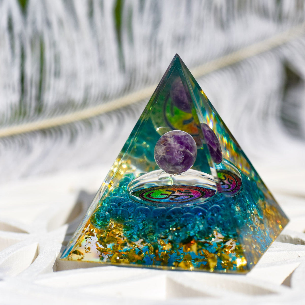 Pyramide aus Epoxidharz, Heilsteinkugel aus Amethyst, OM Symbol, Schutz vor Elektrosmog, alternative Methoden
