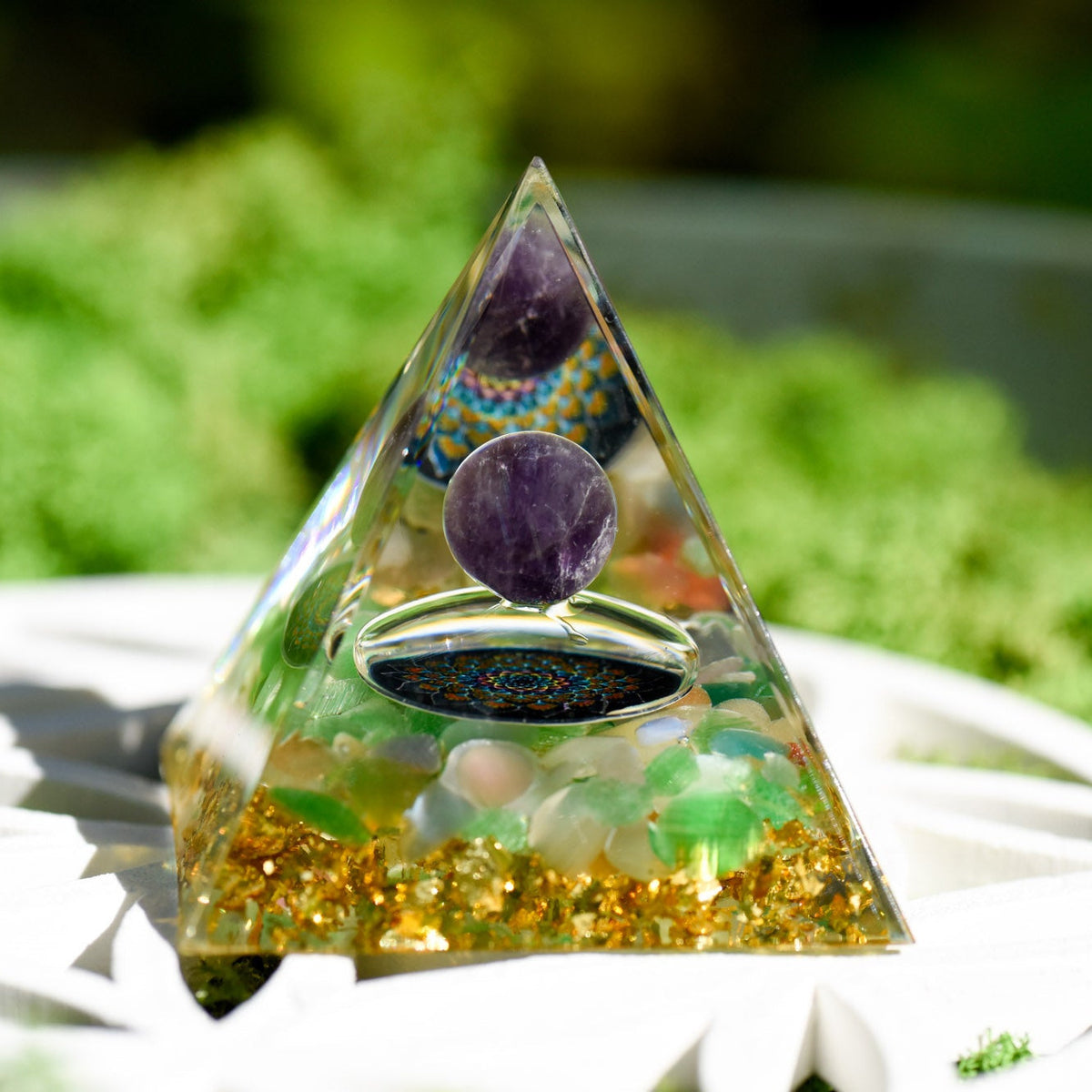Pyramide aus Epoxidharz, Heilsteinkugel Amethyst, Symbol Rosettenblume, Schutz vor Elektrosmog, alternative Methoden