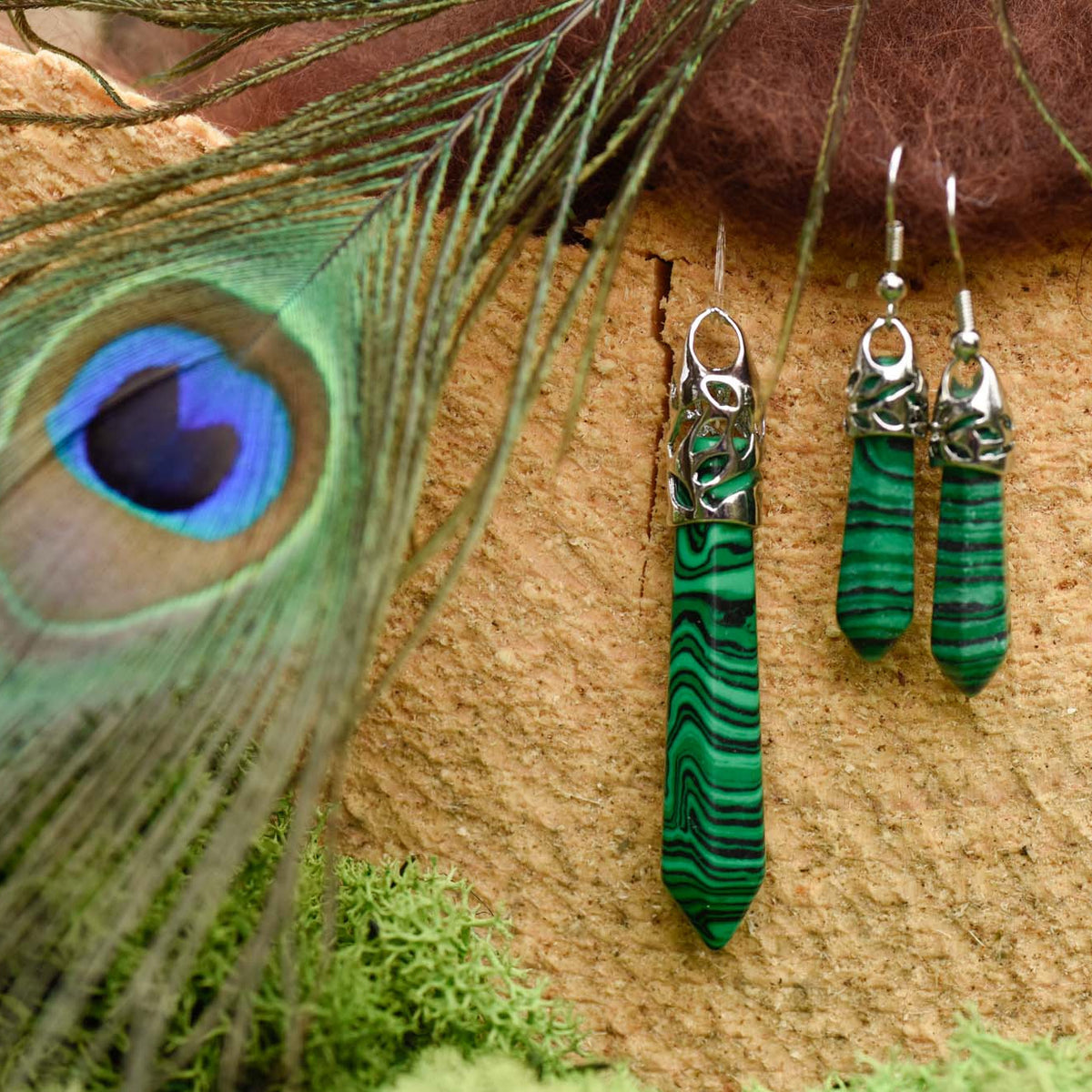 Anhänger, Ohrringe mit Haken, Metallfassung, Heilstein in Kristallform, Malachit, alternative Methoden, Steinschmuck