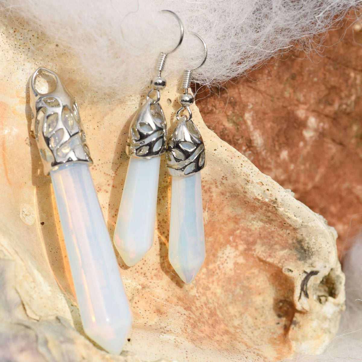 Anhänger, Ohrringe mit Haken, Metallfassung, Heilstein in Kristallform, Opalith, alternative Methoden, Steinschmuck