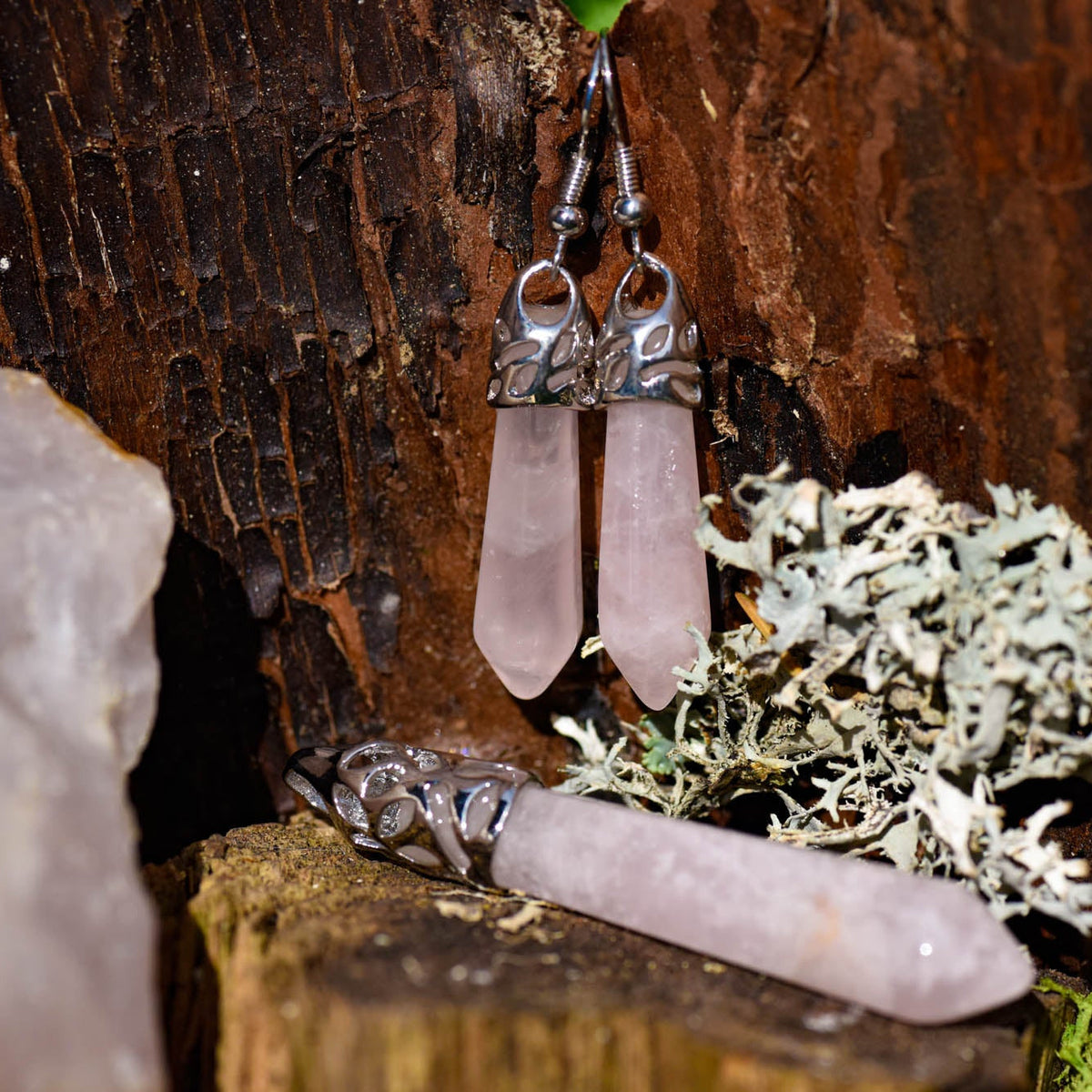 Anhänger, Ohrringe mit Haken, Metallfassung, Heilstein in Kristallform, Rosenquarz, alternative Methoden, Steinschmuck