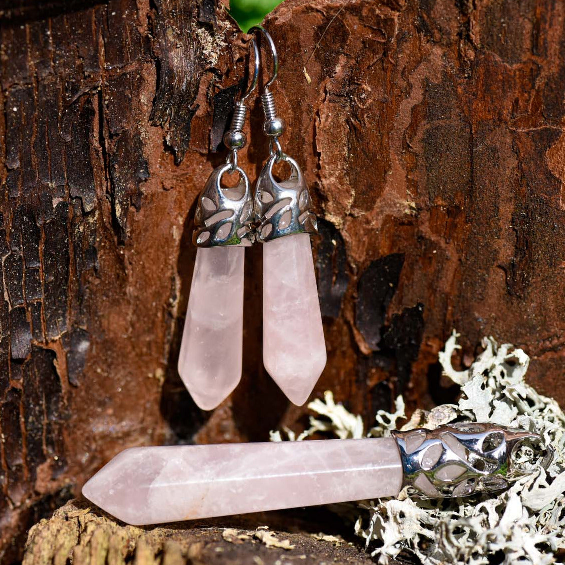 Anhänger, Ohrringe mit Haken, Metallfassung, Heilstein in Kristallform, Rosenquarz, alternative Methoden, Steinschmuck